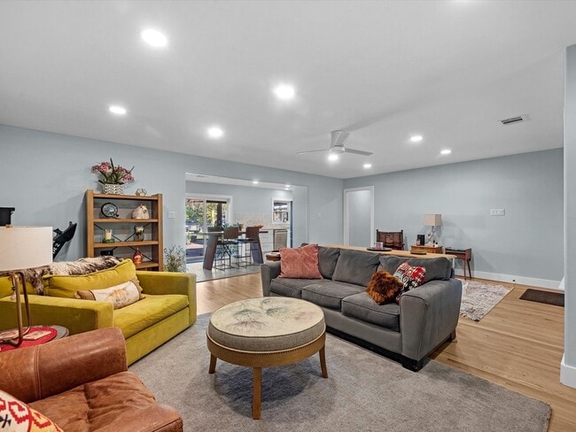 Building Photo - 712 Barbara St