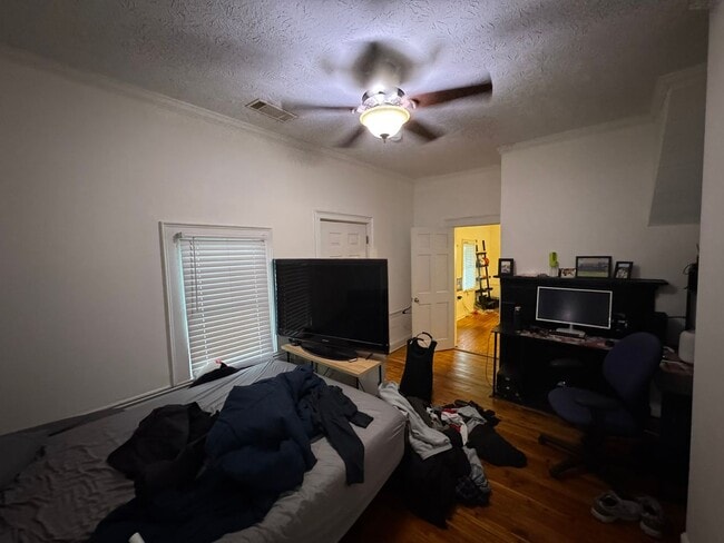 Building Photo - Cute Downtown 2 Bedroom Cottage!