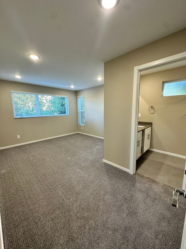 Building Photo - 3 Bd / 3 Ba Seattle Home