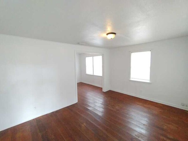 Building Photo - 5562 Lyle Ln