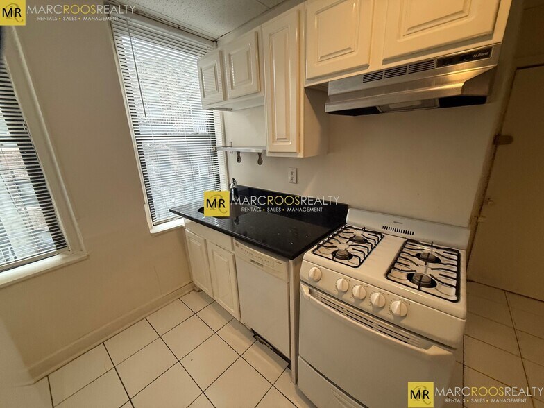 Primary Photo - 13 Charter St