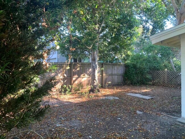 Building Photo - Light and Bright Two Bedroom Duplex in Gul...