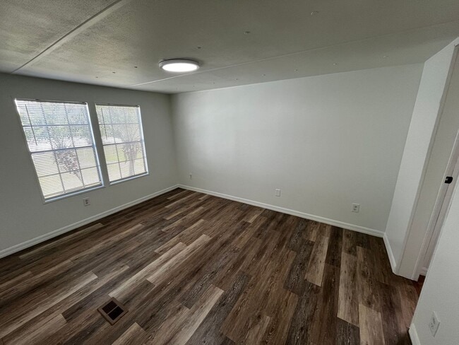 Building Photo - Newly Renovated Small 2BR w/Den Guest House
