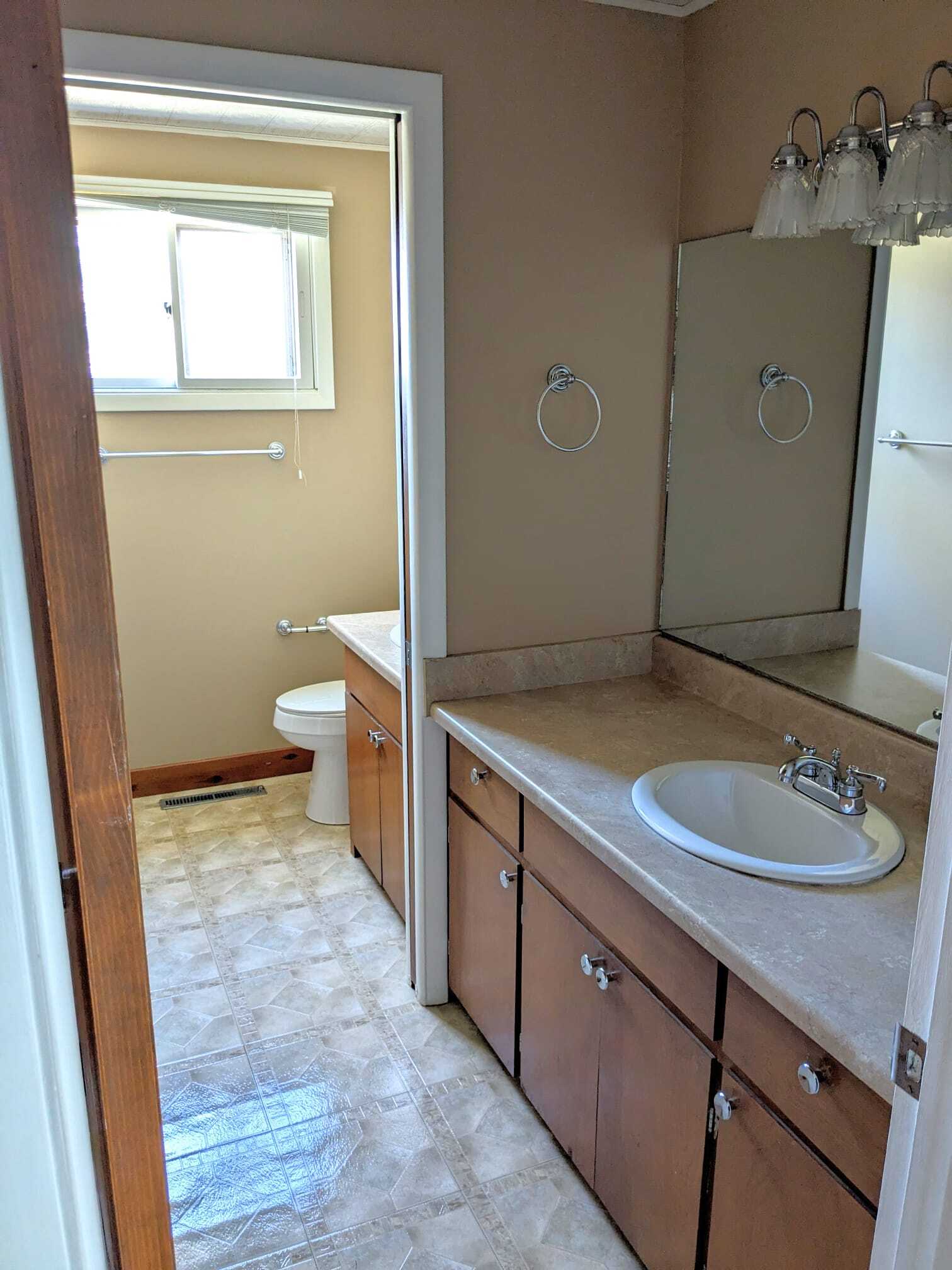 Upstairs Full Bathroom - 2904 Dina St