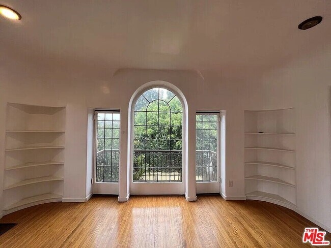 Building Photo - 942 S Mansfield Ave