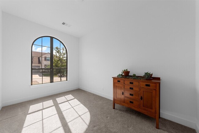 Building Photo - 2025 St Andrews Dr