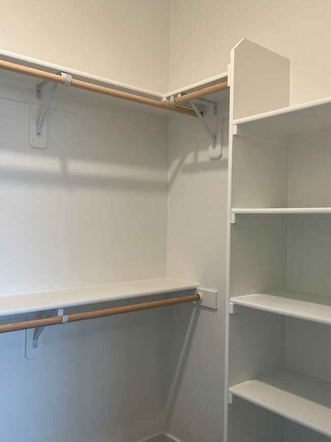 Building Photo - Start Lease by 8/15 to Receive REMAINDER o...
