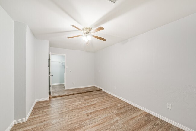 Building Photo - 9503 Dalmally St