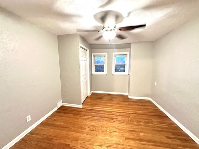 Building Photo - Updated 2 Bed, 1 Bath Home w/ Bonus Room in Castle Shannon - Central Heat & AC, Laundry - Availab...