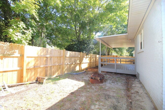 Building Photo - Northeast Pensacola Home- Entertainers Dre...