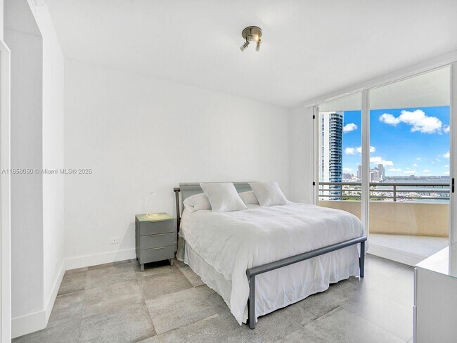 Building Photo - 888 Brickell Key Dr