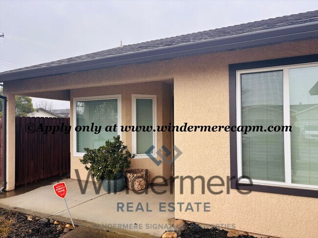 Building Photo - Available now! Charming 3-bed, 2-bath Gem in East Del Paso Heights- Your Perfect Home Awaits!