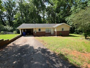 Building Photo - Great Location in Greenville 3 Bedroom 1.5 Bath  Minutes from Downtown!!
