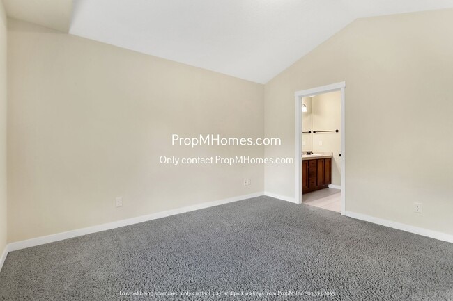 Building Photo - Spacious Three-Bedroom Condo Awaits in Des...