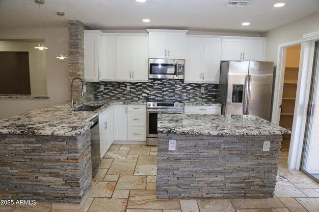 Building Photo - 1108 E Pinto Dr