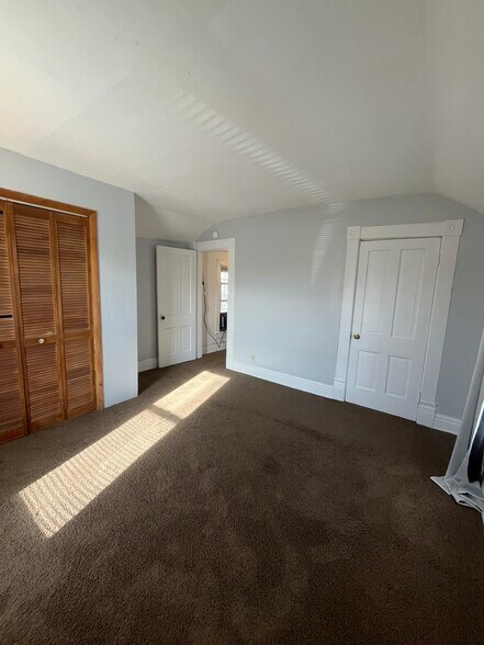 Building Photo - 1227 E Chestnut St