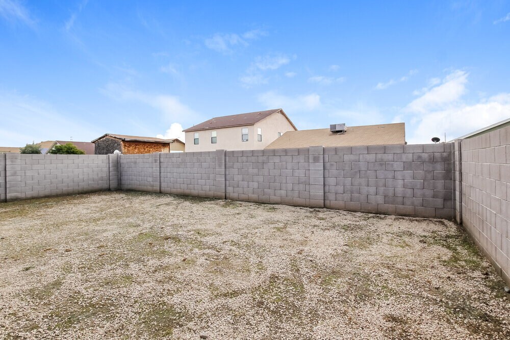 Building Photo - 11621 W Bloomfield Rd