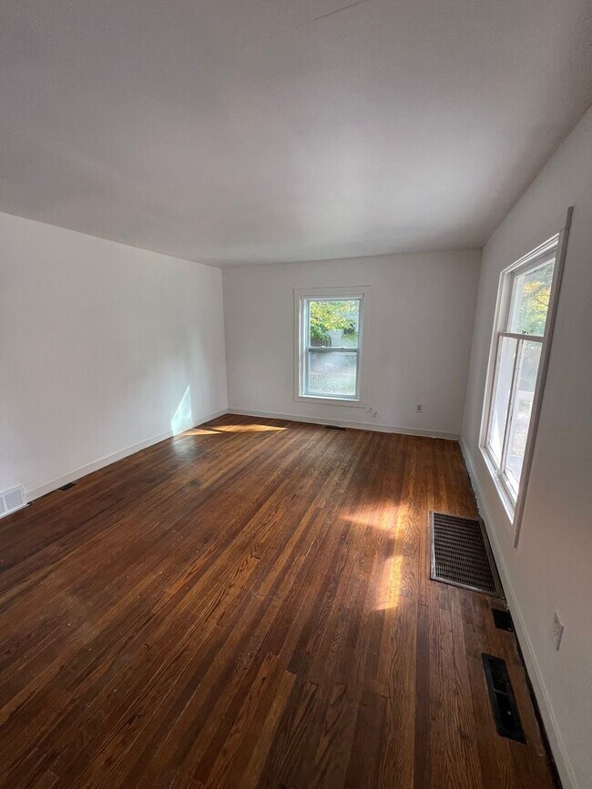 Building Photo - 3 Bedroom 1 Bathroom House (move in ready)