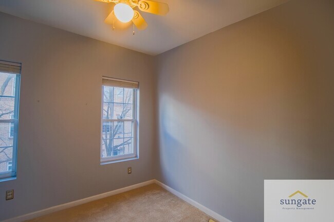 Building Photo - 615 S Glover St