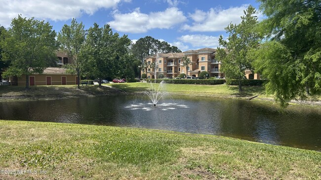 Building Photo - 610 Fairway Dr