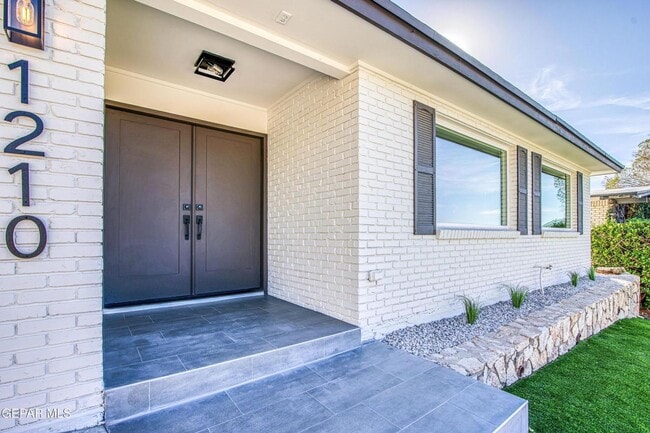 Building Photo - 1210 La Cruz Dr