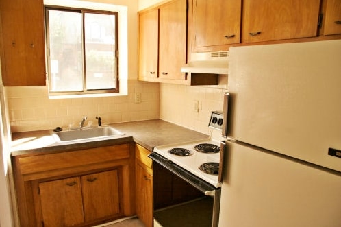 Kitchen - The Elm Street Apartments