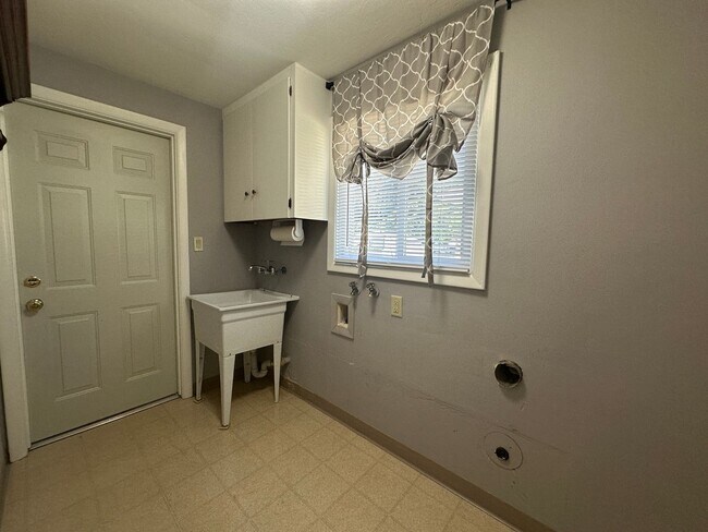 Building Photo - Three Bedroom Home in South Salem with Lar...