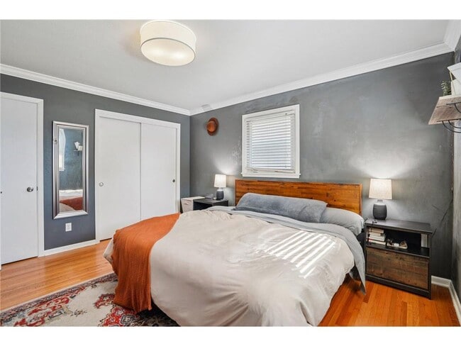 Building Photo - 901 W 61st St