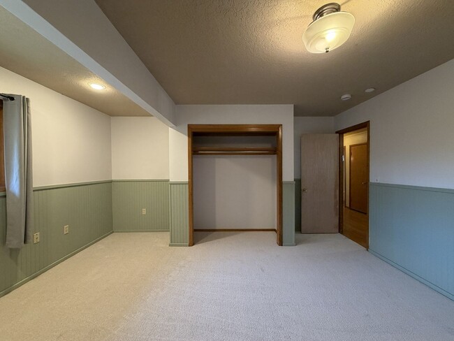 Building Photo - 5220 SE 33rd Pl