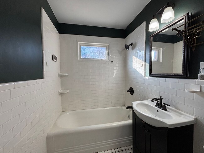 Building Photo - Beautifully renovated move-in ready rental...