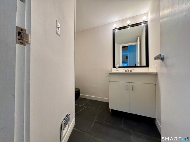 Building Photo - 860 Oakwood Rd