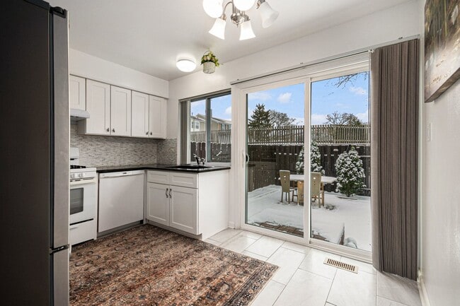 Building Photo - 1921 Williamsburg Dr