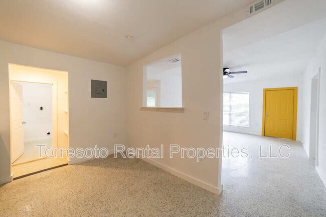 Building Photo - 823 N Trinity