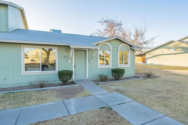 Building Photo - Gated community townhome- fully updated!
