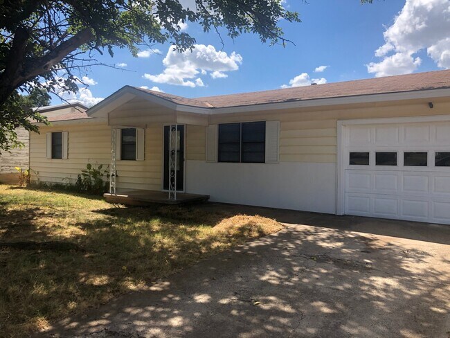 Building Photo - CLYDE AMERICA!  3 bed 1 bath 1 car garage!...