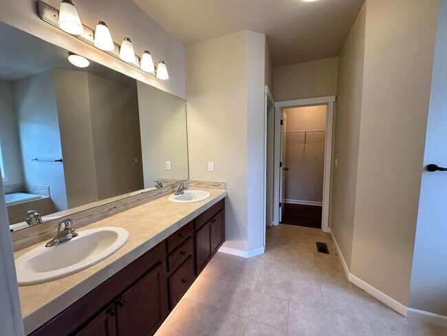 Building Photo - 5bd/2.5ba Renton House
