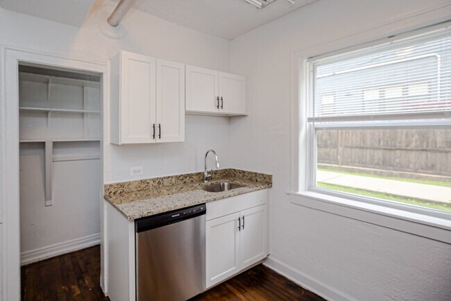 Building Photo - 1914 N Drake Ave