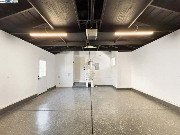 Building Photo - 6196 Inglewood Dr