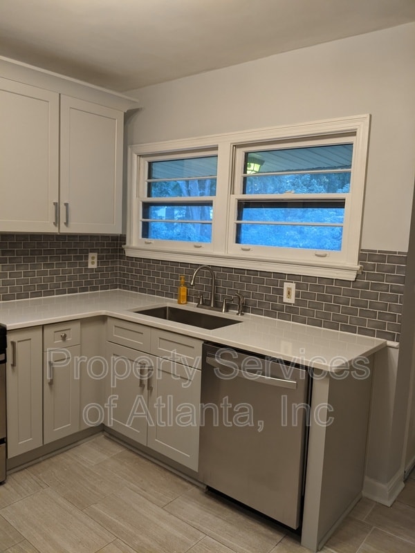 Building Photo - 2331 N Decatur Rd