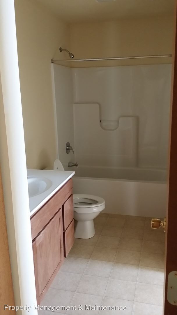 Building Photo - 1906 N Oak Dr