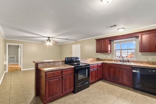 Building Photo - Spacious 3 Bedroom 3 Bath Available Now! Tour and Secure your Home today!