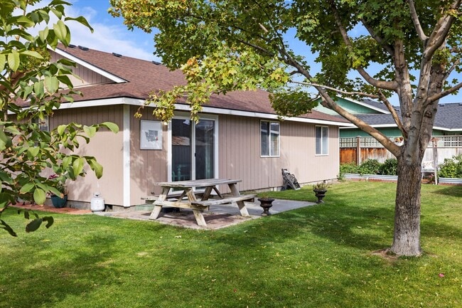 Building Photo - AVAILABLE SEPTEMBER!!!! Beautiful 3bed/2bath house in Pasco, Washington. - APPLY NOW!!!