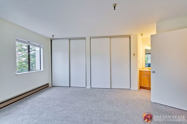 Building Photo - Beautiful Top Floor Condo in Prime Mountain View Location