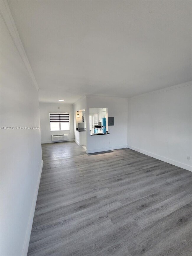 Building Photo - 2101 Normandy Dr