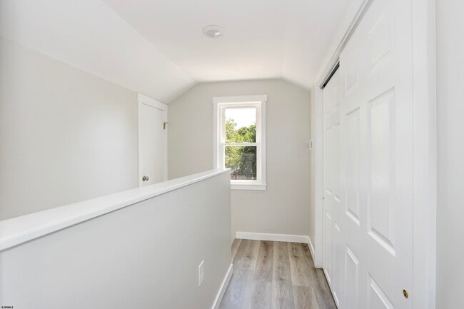 Building Photo - 137 Collins Ave