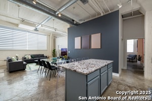 Building Photo - 1401 S Flores St
