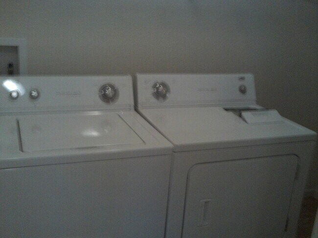 Building Photo - 3 bed 2 Bath duplex!