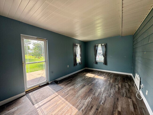 Building Photo - Well maintained 3-bedroom 1.5-bathroom ran...