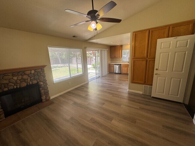 Building Photo - 3 bed / 2 Bath | West Roseville Home Avail...