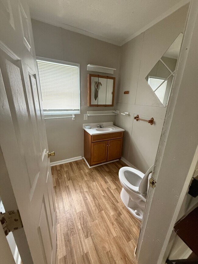 Building Photo - 2 Bed 1 Bath - Off Street Parking/Washer Dryer Hook Up!